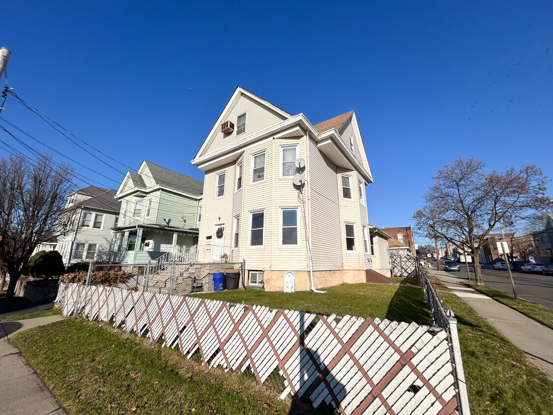 Primary Photo - 138 Marsellus Pl