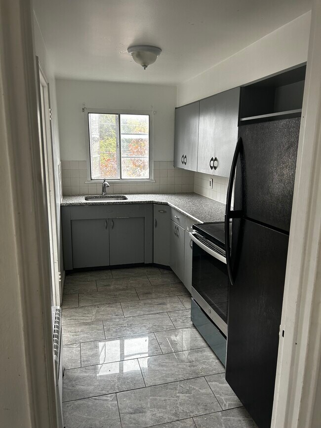 Building Photo - 162 Chapin St
