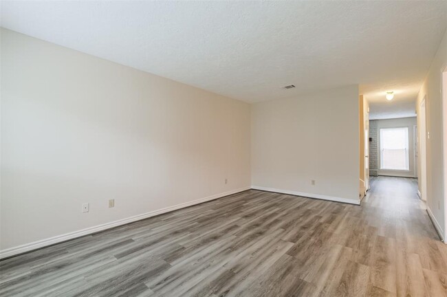 Building Photo - 3004 Beecave Dr