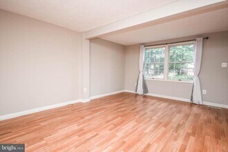 Building Photo - 27 Cross Country Ct