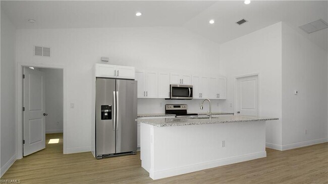 large kitchen island - 1035 Plantation Rd