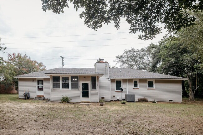 Building Photo - Fully Furnished Charleston Rental Near Folly Beach – Utilities Included | $3,100/Month