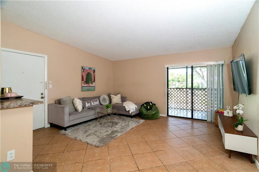 Foto principal - 809 NE 199th St