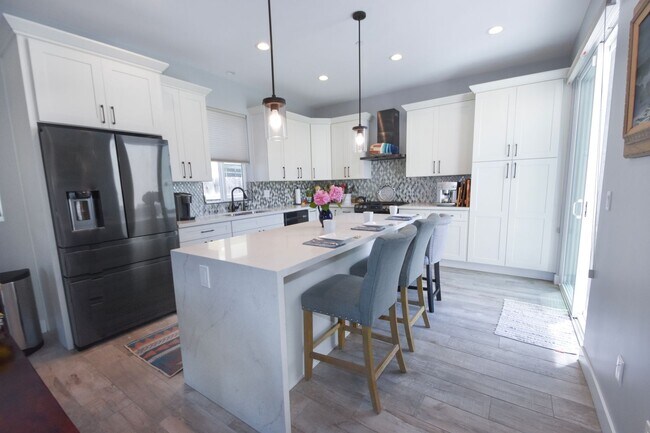 Building Photo - Beautifully updated long term unfurnished rental in the heart of Imperial Beach!