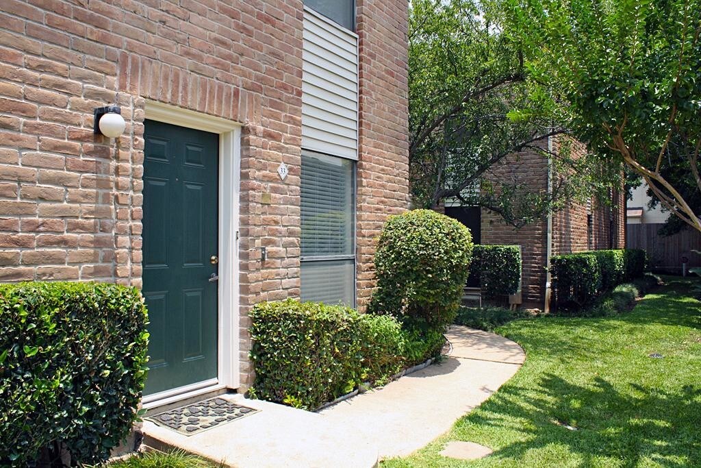Primary Photo - 2425 Augusta Dr