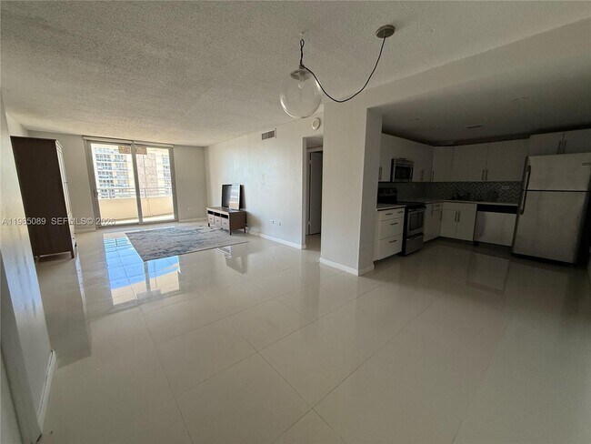 Foto del edificio - 5555 Collins Ave