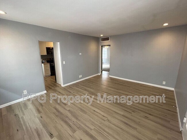 Building Photo - 2501 E Clarendon Ave