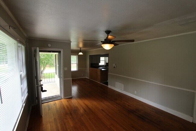 Building Photo - 2215 Rosewood Dr