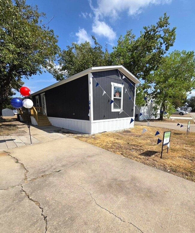 Building Photo - 25 Colonial Dr