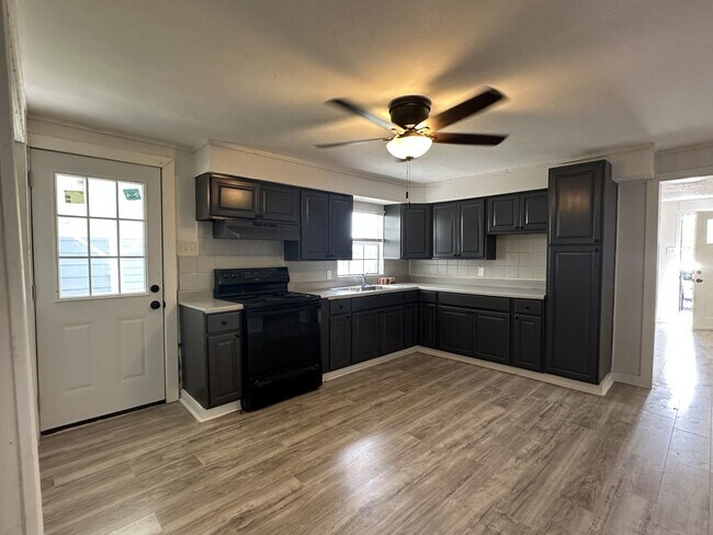Foto del edificio - Remodeled 4 Bedroom with New A/C