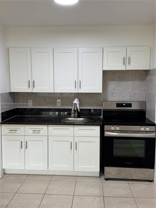 Building Photo - 717 NE 1st St