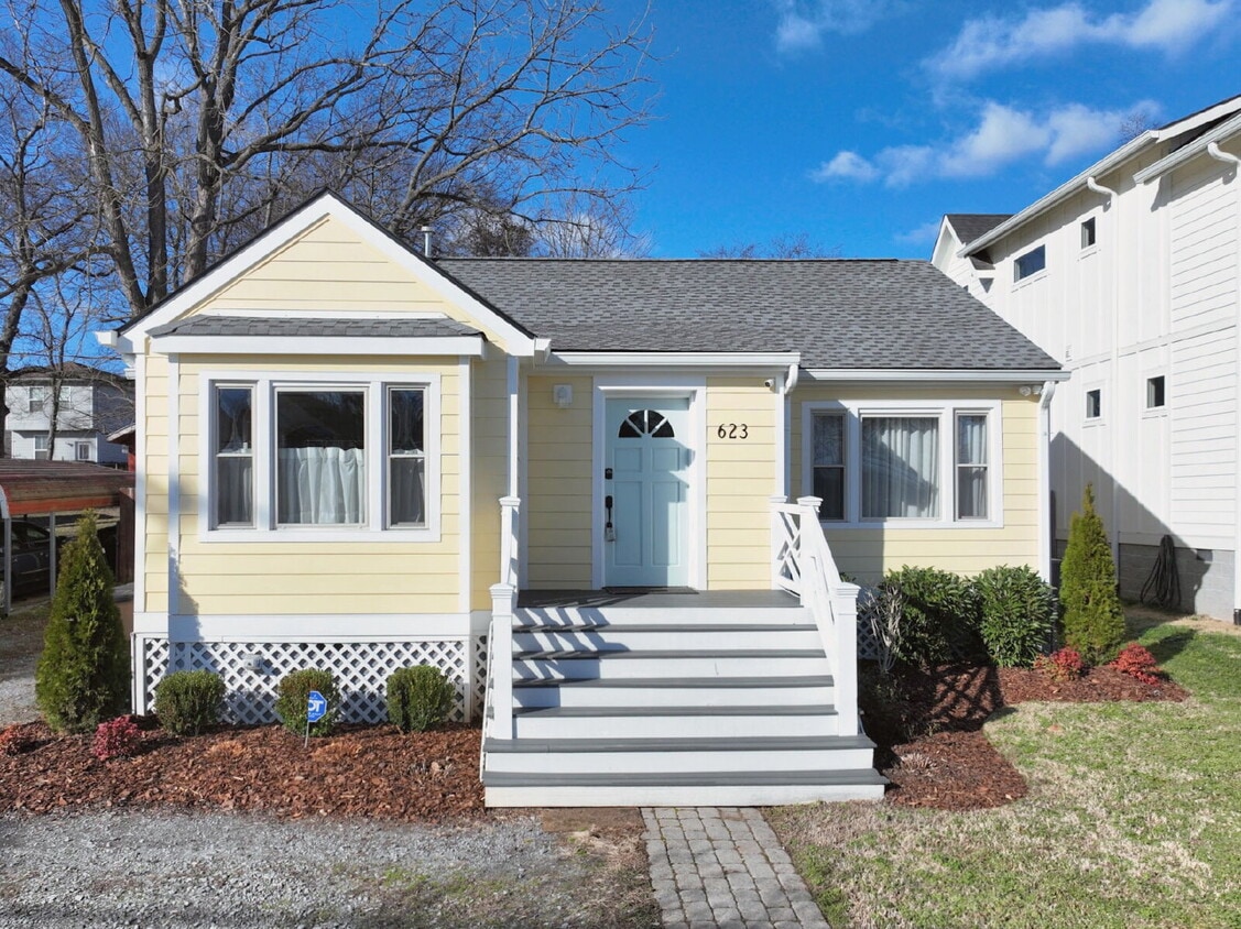 Sweet Cottage Charm with Updated Kitchen, Fenced Yard & Washer/Dryer Included - Sweet Cottage Charm with Updated Kitchen, Fenced Yard & Washer/Dryer Included