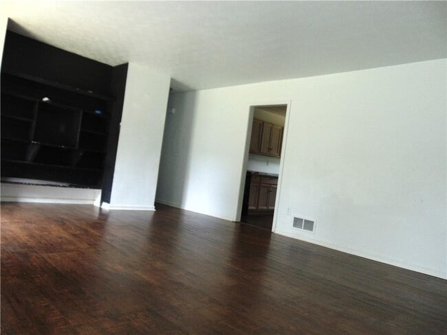 Building Photo - 886 Rowland St