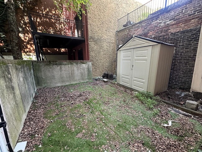 Building Photo - "Chic Urban Oasis: Cozy 1-Bedroom Apartment in Vibrant Brooklyn Locale!"