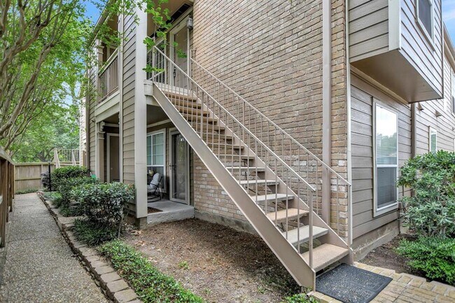 Building Photo - 1880 White Oak Dr