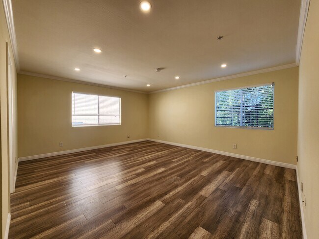 Foto del edificio - 420 Riverdale Dr