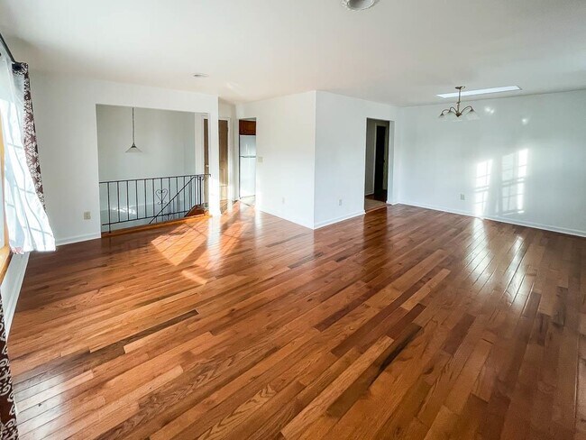 Building Photo - 10 Chopin Ct