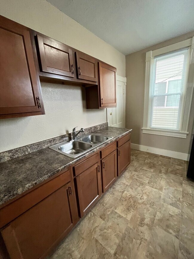 Building Photo - 903 Home