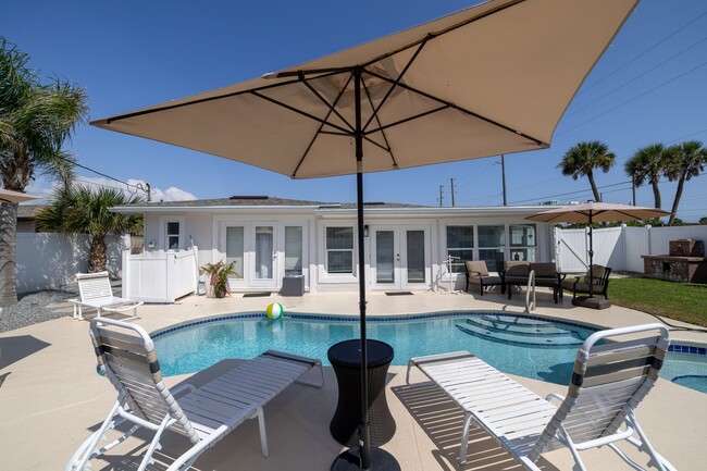 Building Photo - Vacation Pool home located directly Across...