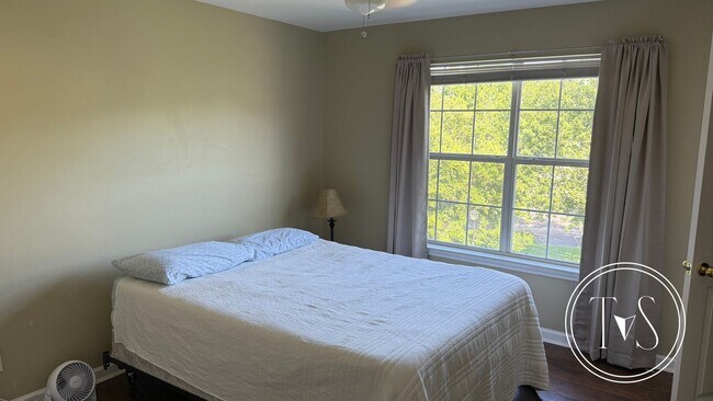 Foto del edificio - RATE DROP ALERT (was $2300/month) and SUMM...