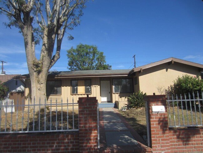 Building Photo - 17051 Rinaldi St