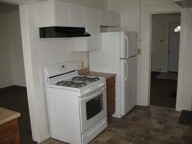 refrigerador y cocina de gas - 245 E 31st St