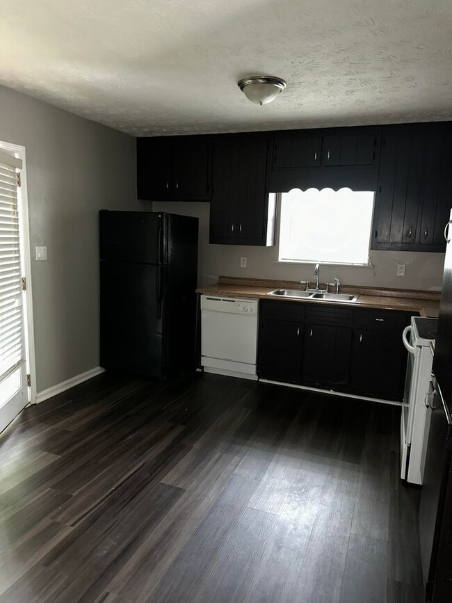 Building Photo - 4766 Victoria Dr