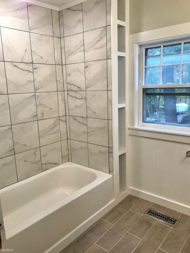 Foto del edificio - 2 br, 1 bath House - 15 Pochelon St
