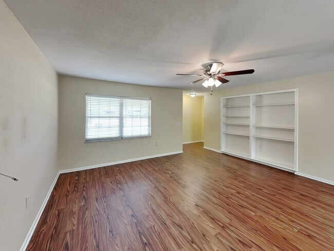 Building Photo - 1404 W Winnemissett Ave