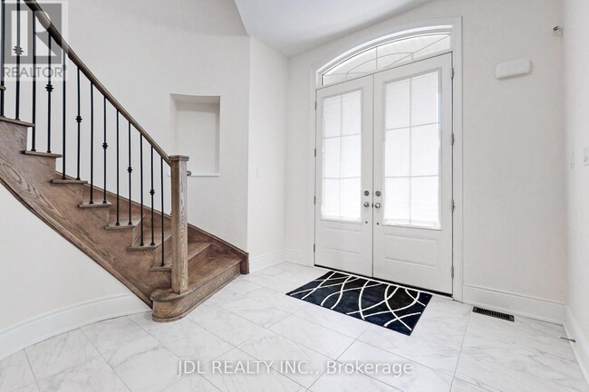 Building Photo - 95 Giardina Cres