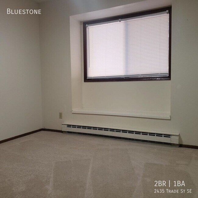 Building Photo - 2 Bedroom with Vaulted Ceilings, Back Pati...