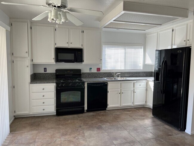 Foto del edificio - Nice 3 Bedroom 2 Bath Single Story