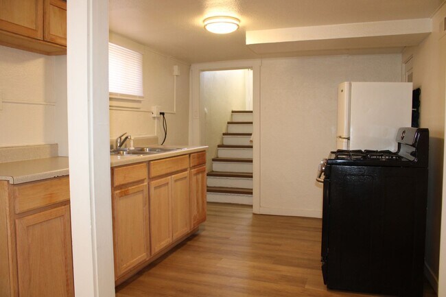 Building Photo - 605 Acero Ave
