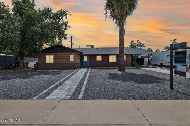 Building Photo - 1731 E Verde Ln