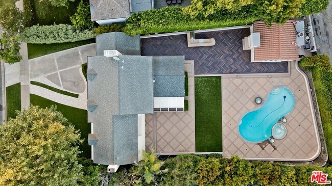Building Photo - 610 Whittier Dr