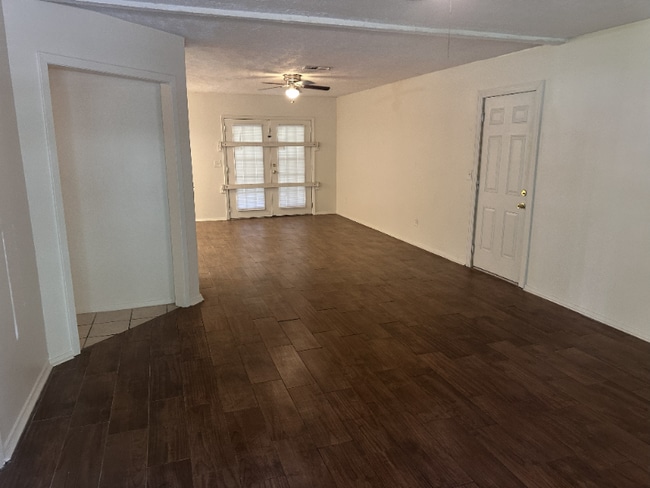 Photo - 106 E Woodcrest Dr House