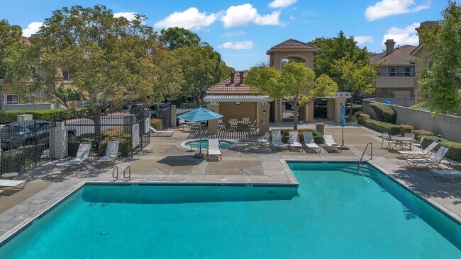 Foto del edificio - 2773 N Blackburn Dr