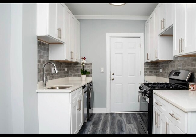 Building Photo - 3821 N Greenview Ave