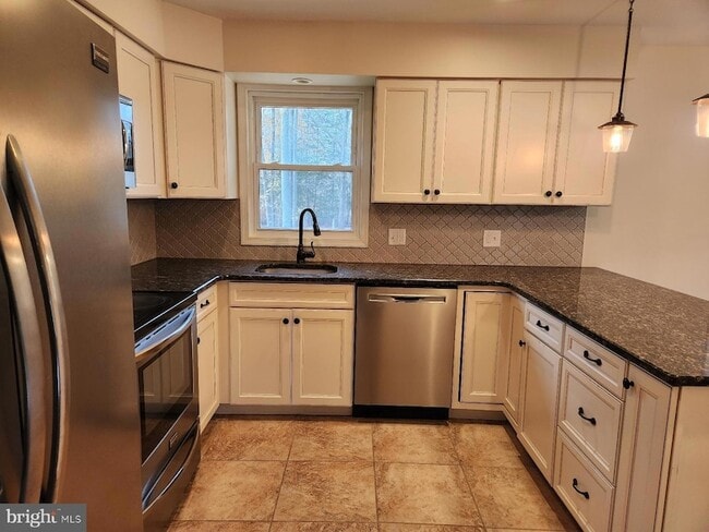 Foto del edificio - 33 Old Red Lion Rd