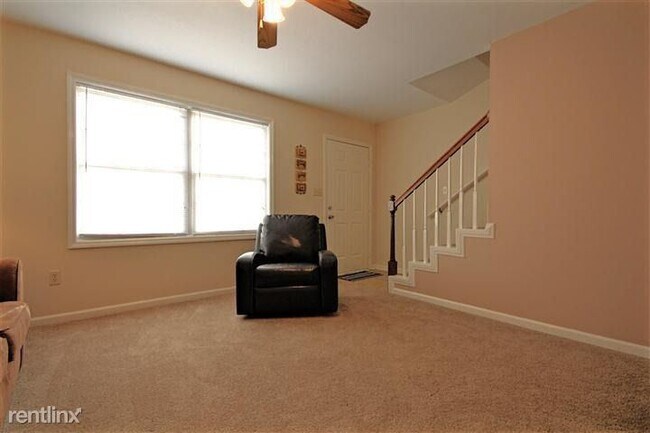 Building Photo - 3 br, 2 bath Townhome - 215 Mary Rose Ln