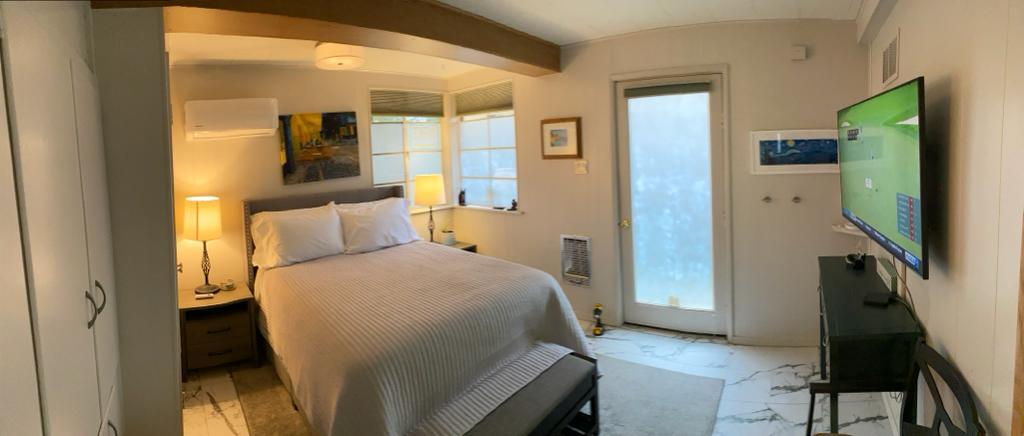 Full-size bed. Nice lighting! - 639 Oak Ave