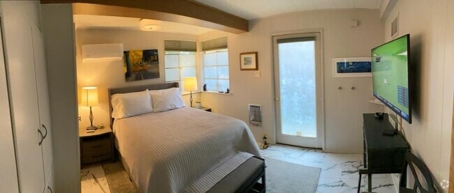 Full-size bed.  Nice lighting! - 639 Oak Ave
