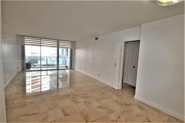 Foto del edificio - 5161 Collins Ave
