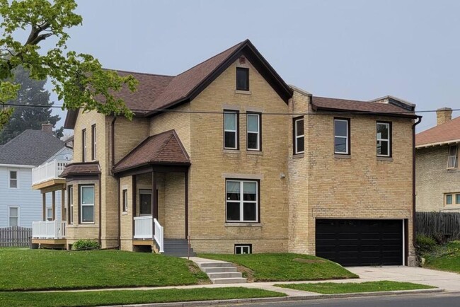 Building Photo - 818 N 6th St