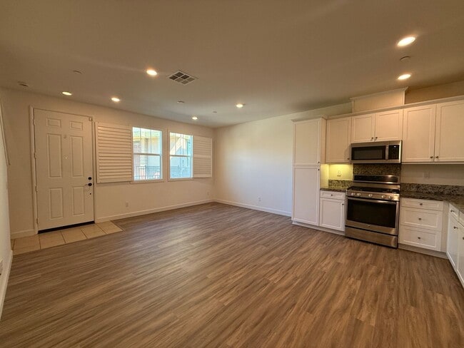 Building Photo - Modern 3BR/2.5BA Townhome in the Heart of ...