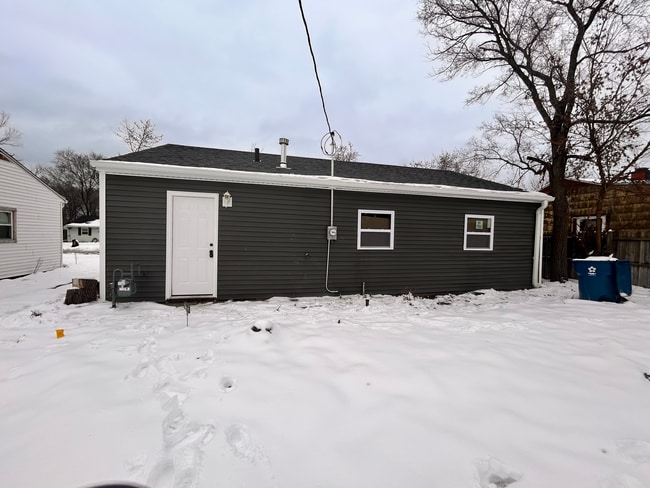 Building Photo - 2025 Central Dr