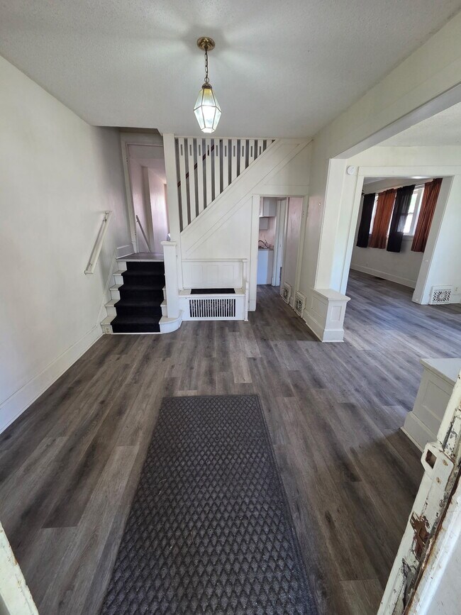 Entry - 317 E Spring St