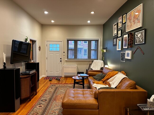 Living Room w/ accent wall - 3429 W Drummond Plz