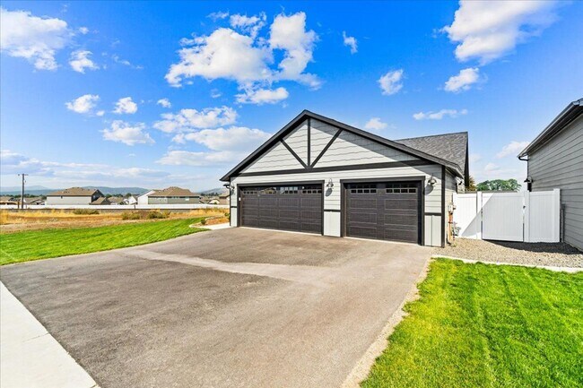 Foto del edificio - Beautiful New home in Post Falls