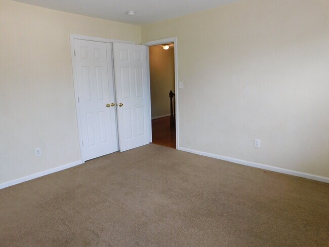Foto del edificio - "Spacious 4-Bedroom Gem on Hughart Street with 2.5 Bathrooms and 2108 Sq. Ft. of Comfort!"